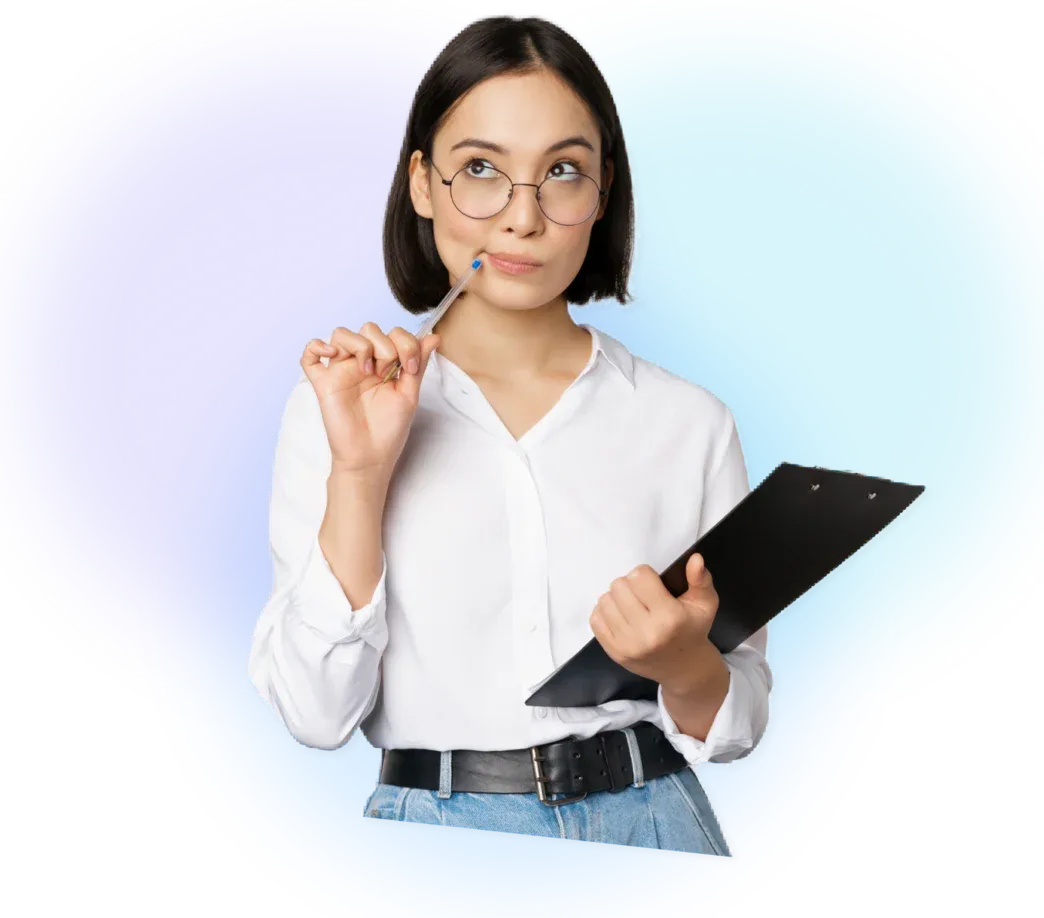 Mujer profesional usando qoboleads para gestionar ventas por WhatsApp